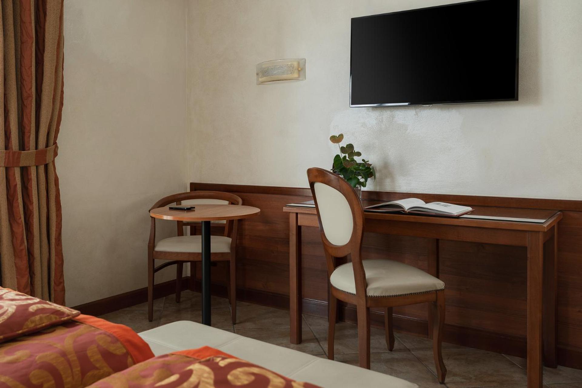 Quarto Clássico com Cama de Casal ou 2 de Solteiro